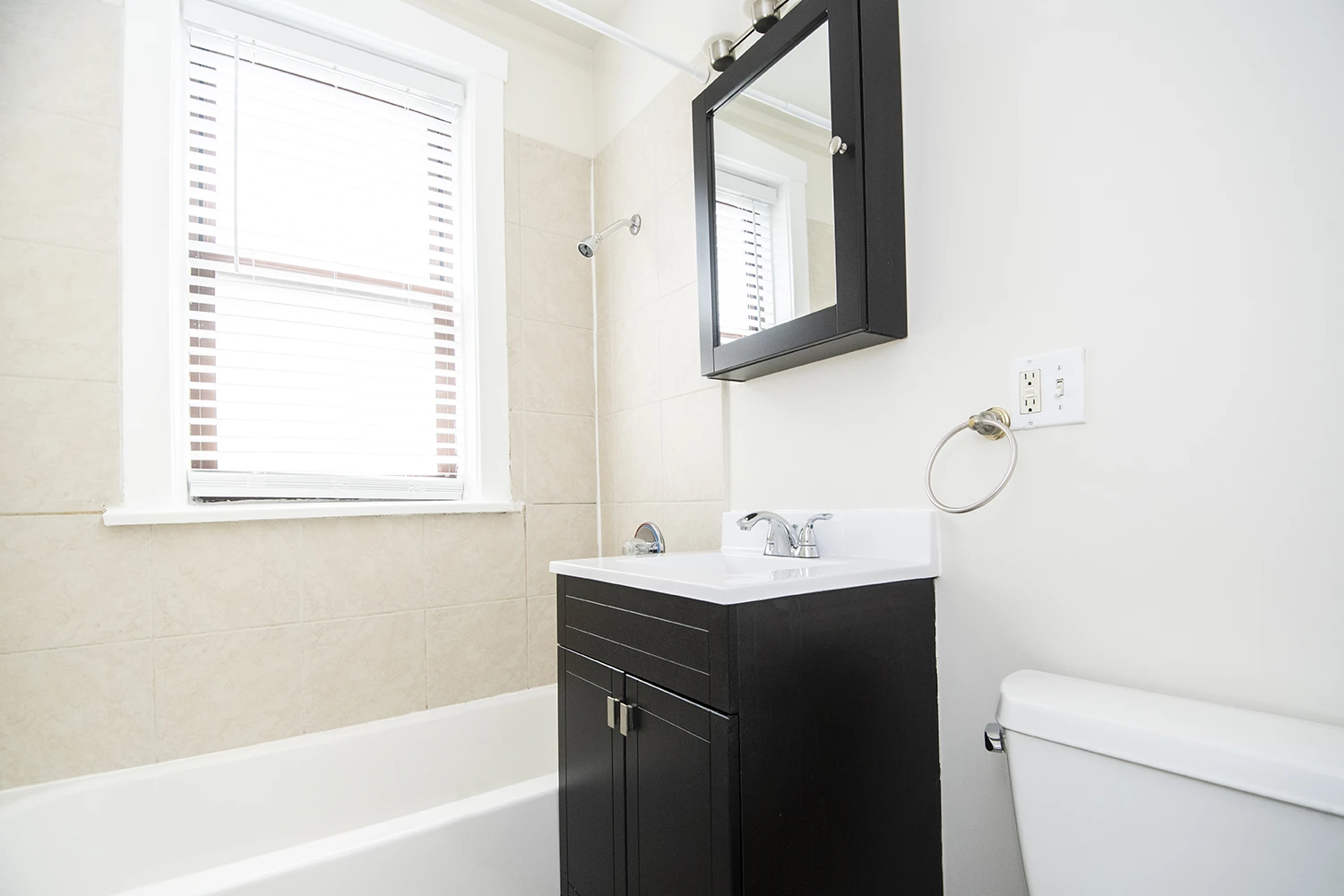 1255 W Henderson St Apt 1, Chicago IL properties 3323-25-n-lakewood-chicago-il-60657-lake-view 1255-1   