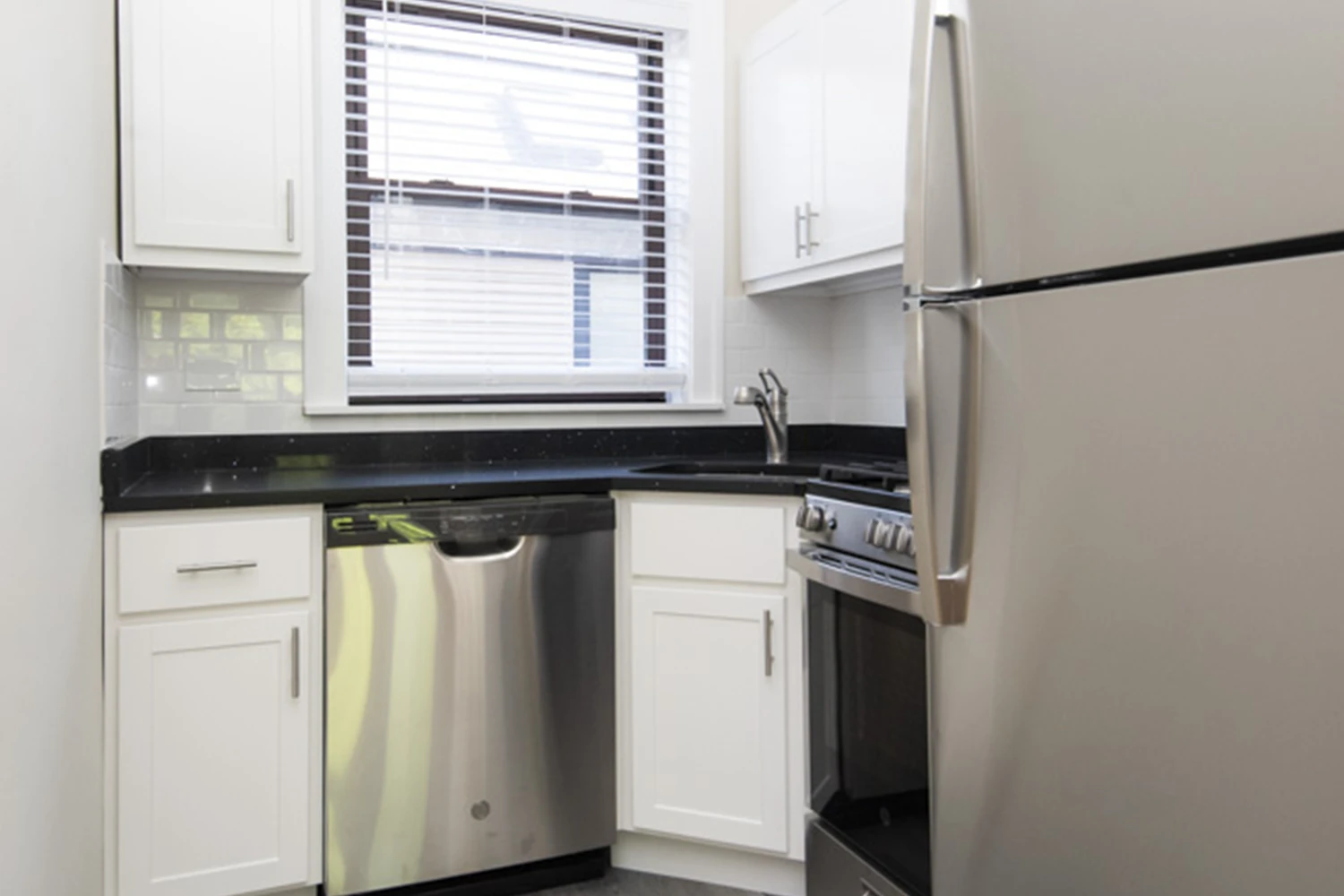1255 W Henderson St Apt 2, Chicago IL properties 3323-25-n-lakewood-chicago-il-60657-lake-view 1255-2