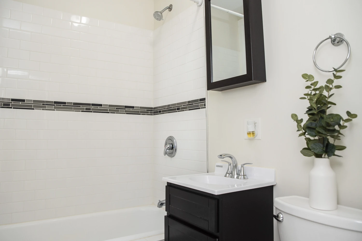 1415 W Hutchinson St Apt 1, Chicago IL properties 4216-26-n-clark-st-chicago-il-60613-lake-view 1415-1