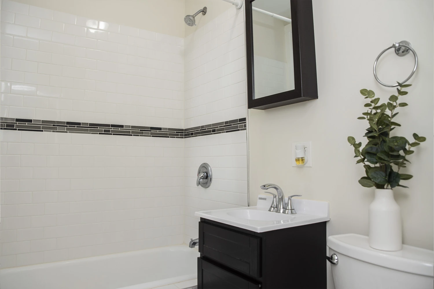 1415 W Hutchinson St Apt 3, Chicago IL properties 4216-26-n-clark-st-chicago-il-60613-lake-view 1415-3   