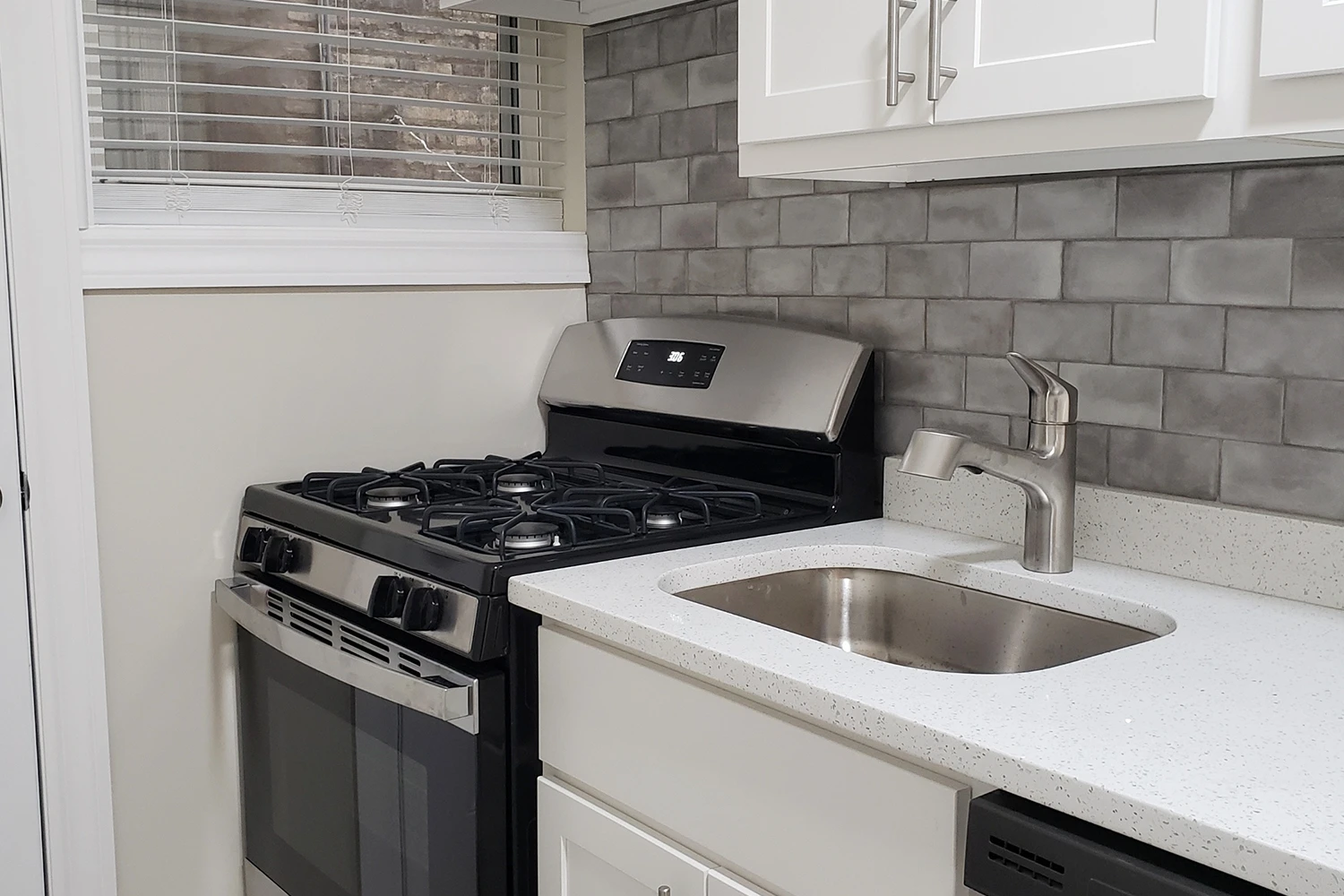 4222 N Clark St Apt 1, Chicago IL properties 4216-26-n-clark-st-chicago-il-60613-lake-view 4222-1