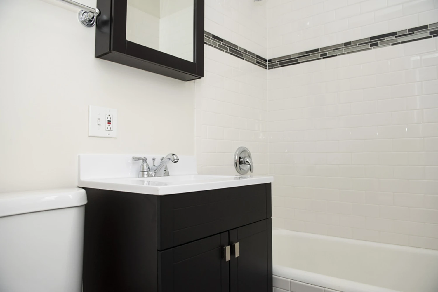 646 W Roscoe St Apt 1S, Chicago IL properties 646-48-w-roscoe-chicago-il-60657-lake-view 646-1s