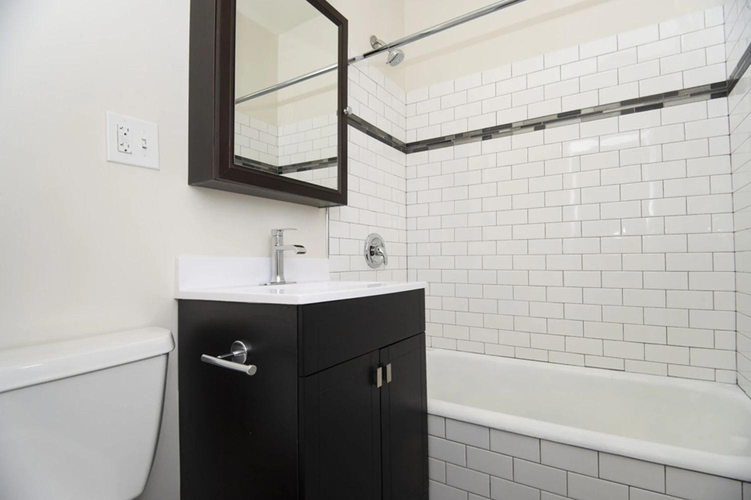 646 W Roscoe St Apt 2S, Chicago IL properties 646-48-w-roscoe-chicago-il-60657-lake-view 646-2s   