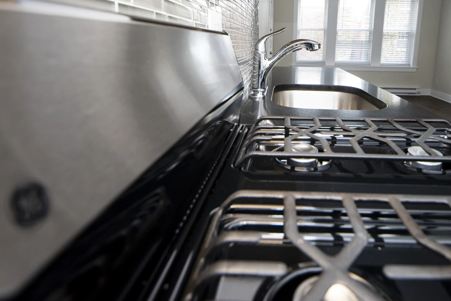 646 W Roscoe St Apt 2S, Chicago IL properties 646-48-w-roscoe-chicago-il-60657-lake-view 646-2s   
