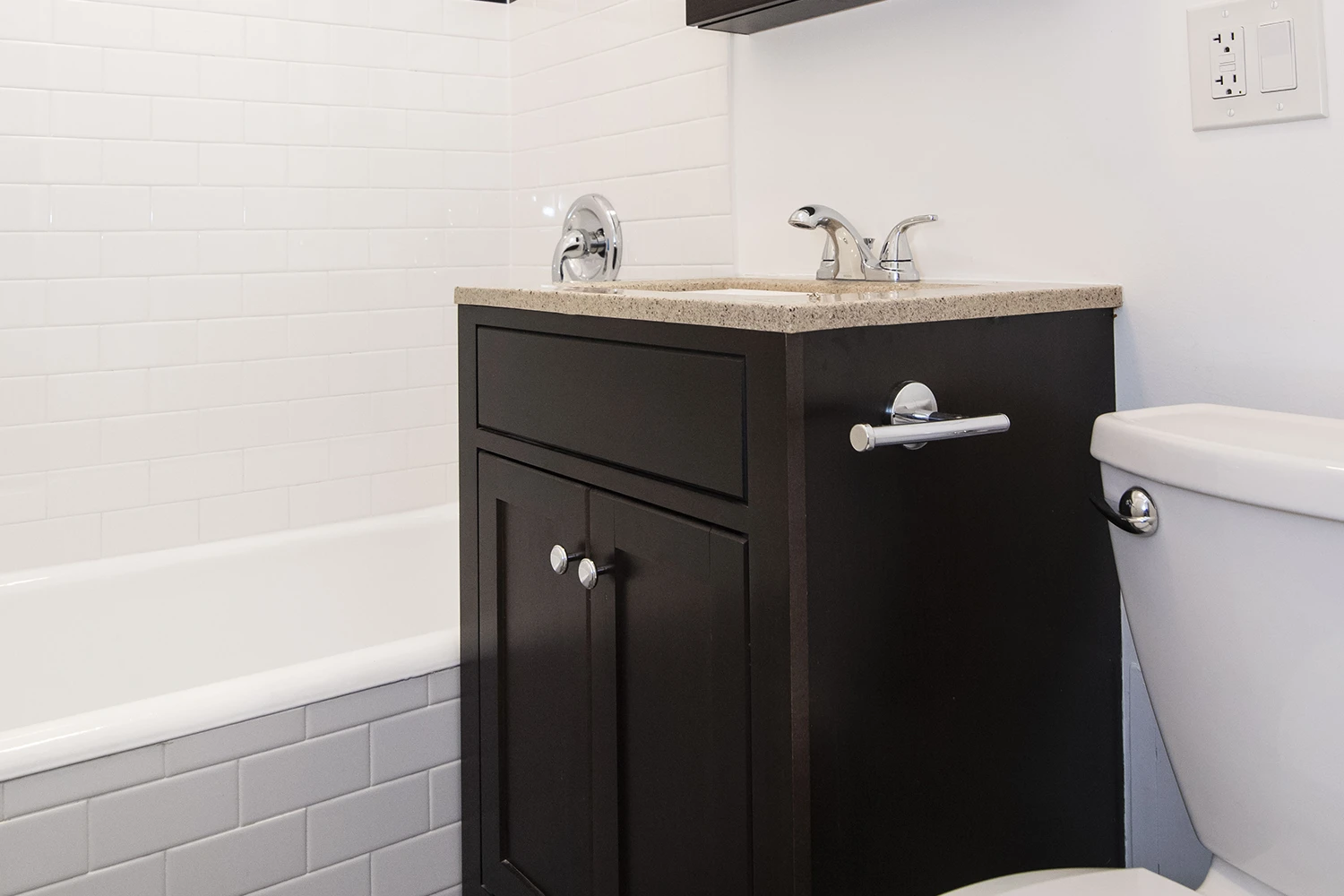646.5 W Roscoe St Apt 1N, Chicago IL properties 646-48-w-roscoe-chicago-il-60657-lake-view 646-5-1n