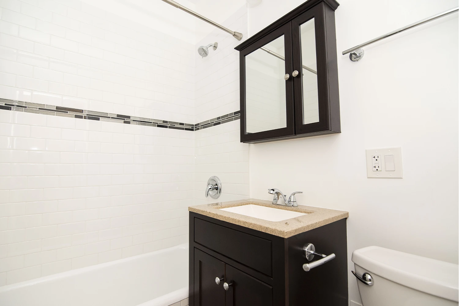 646.5 W Roscoe St Apt 2N, Chicago IL properties 646-48-w-roscoe-chicago-il-60657-lake-view 646-5-2n