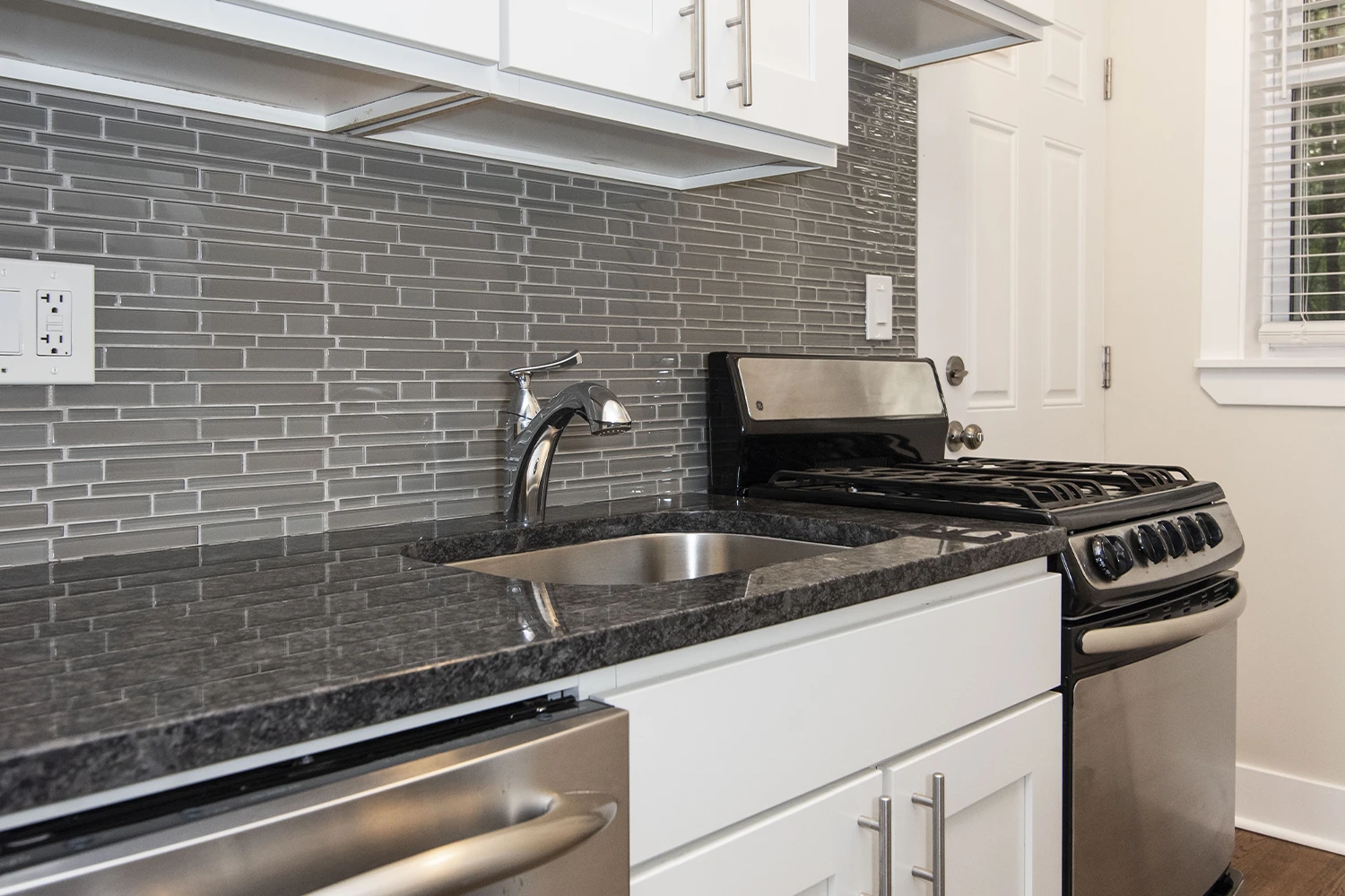 646.5 W Roscoe St Apt 2N, Chicago IL properties 646-48-w-roscoe-chicago-il-60657-lake-view 646-5-2n