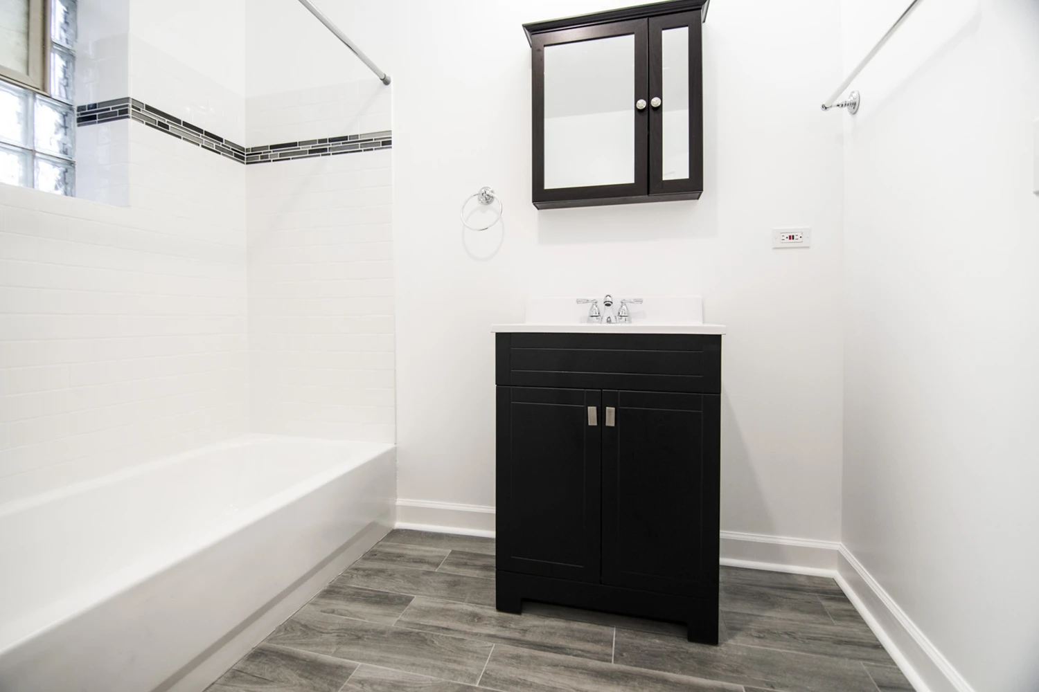 646.5 W Roscoe St Apt GD, Chicago IL properties 646-48-w-roscoe-chicago-il-60657-lake-view 646-5-gd