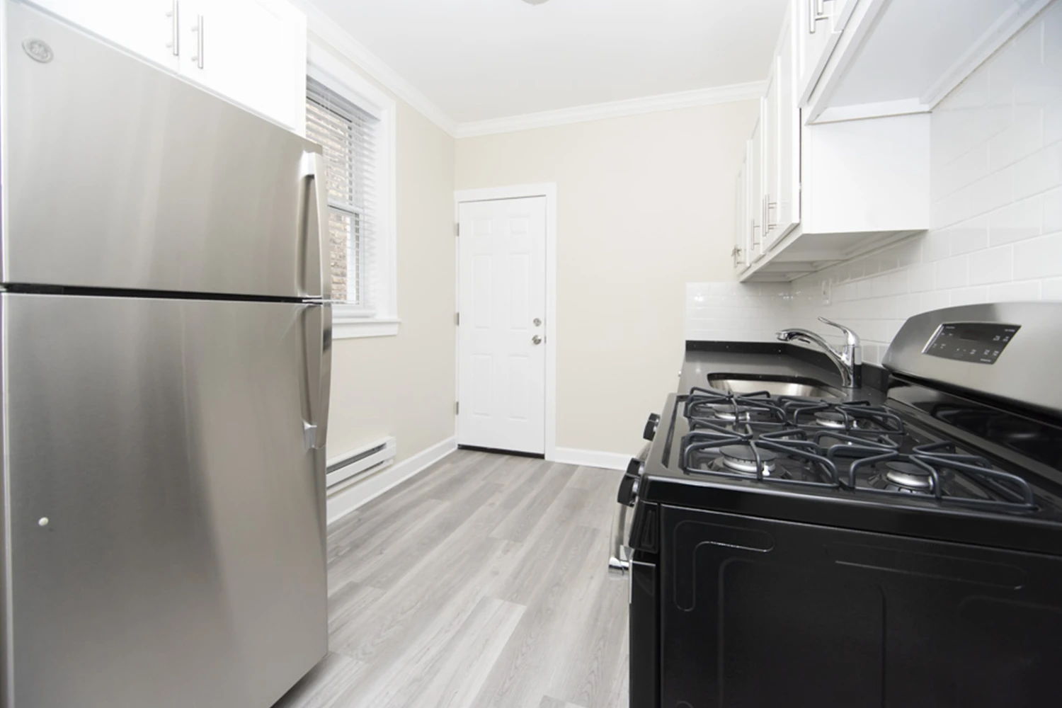 648 W Roscoe St Apt 2S, Chicago IL properties 646-48-w-roscoe-chicago-il-60657-lake-view 648-2s