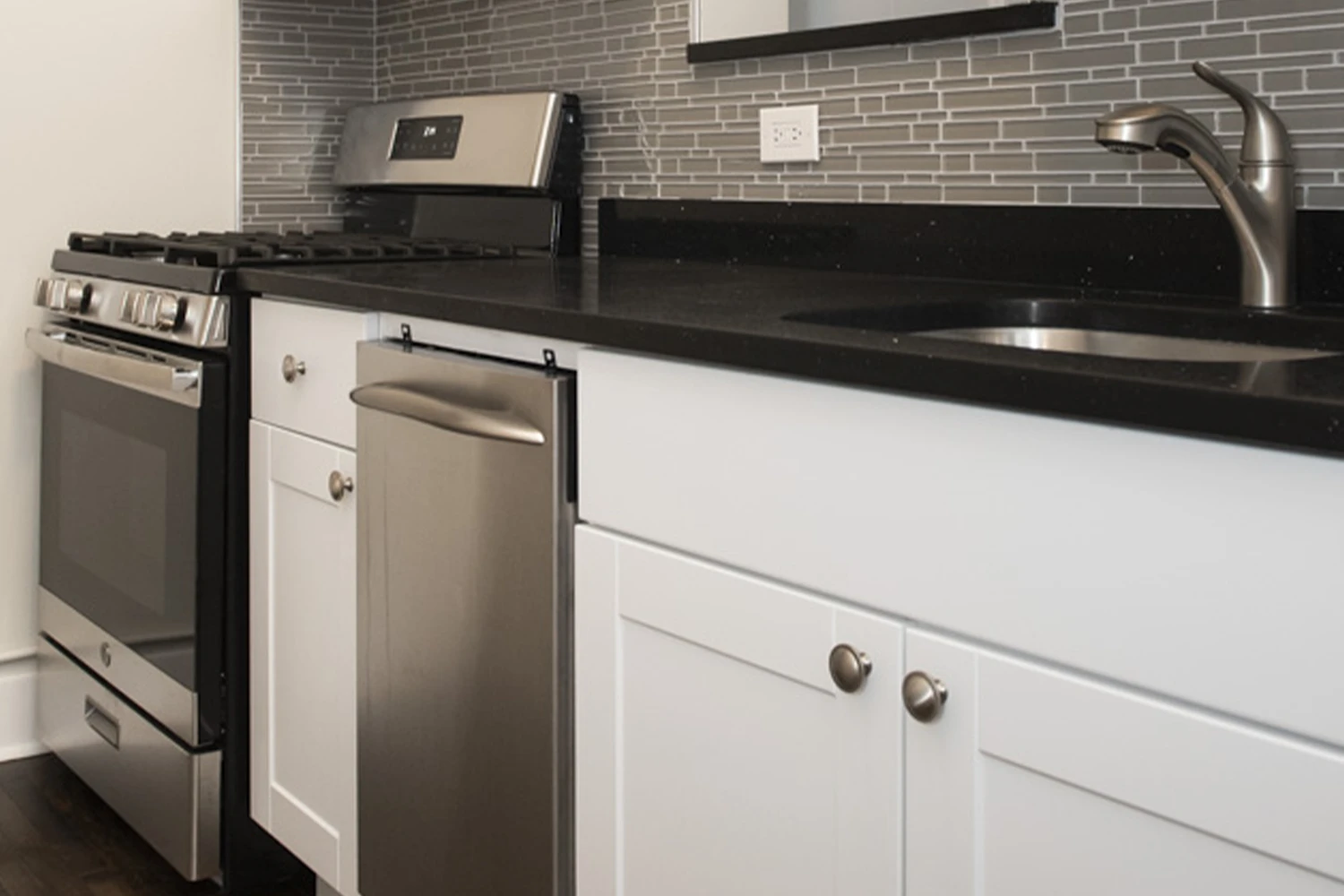 724 W Roscoe St Apt 1S, Chicago IL properties 724-32-w-roscoe-st-chicago-il-60657-lake-view 724-1s