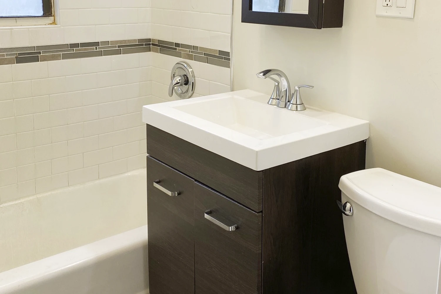 728 W Roscoe St Apt 2W, Chicago IL properties 724-32-w-roscoe-st-chicago-il-60657-lake-view 728-2w