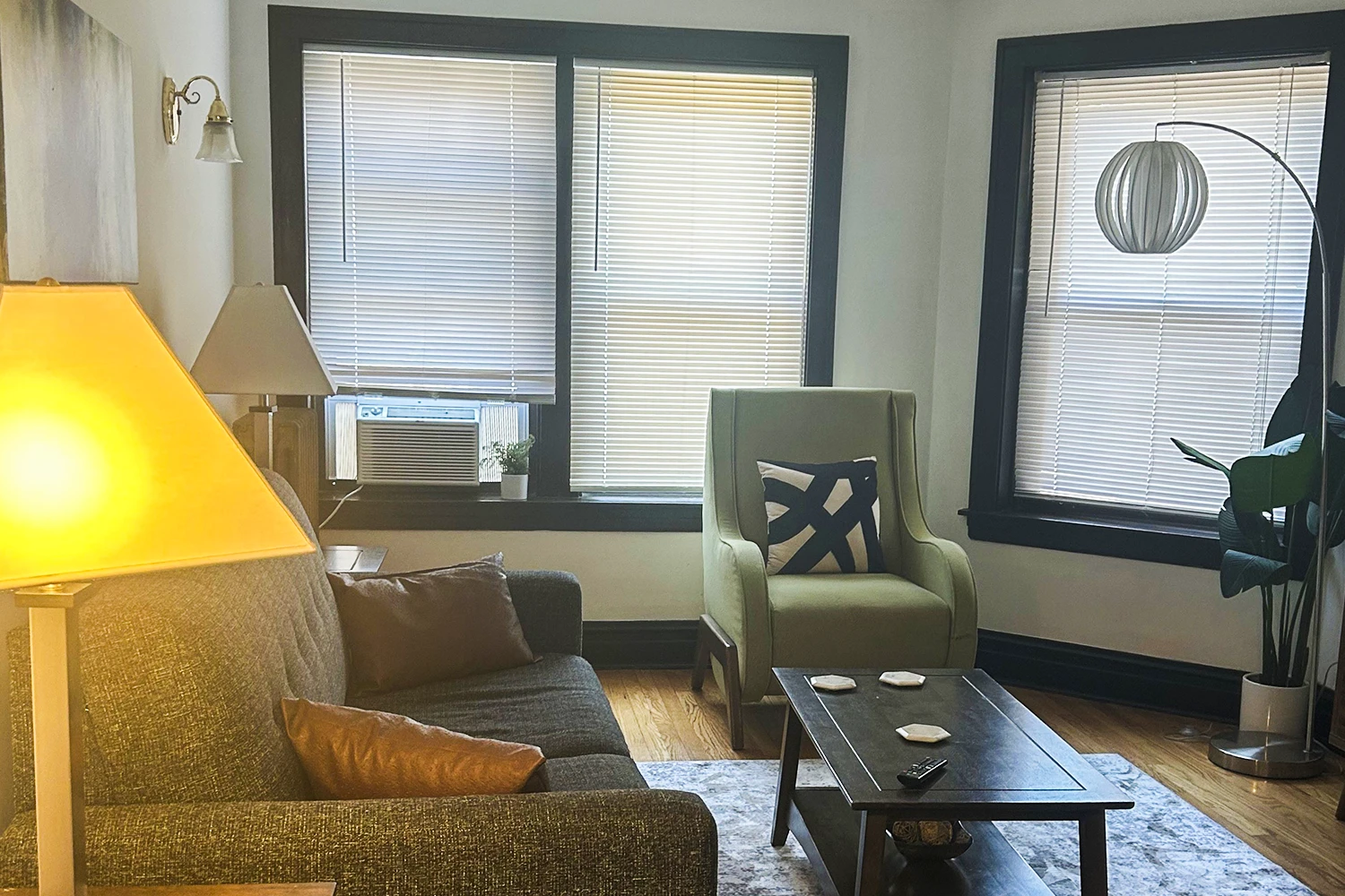 1911 W. Larchmont Ave Apt 3A, Chicago IL properties 1909-13-w-larchmont-ave-chicago-il-60613-north-center 1911-3a
