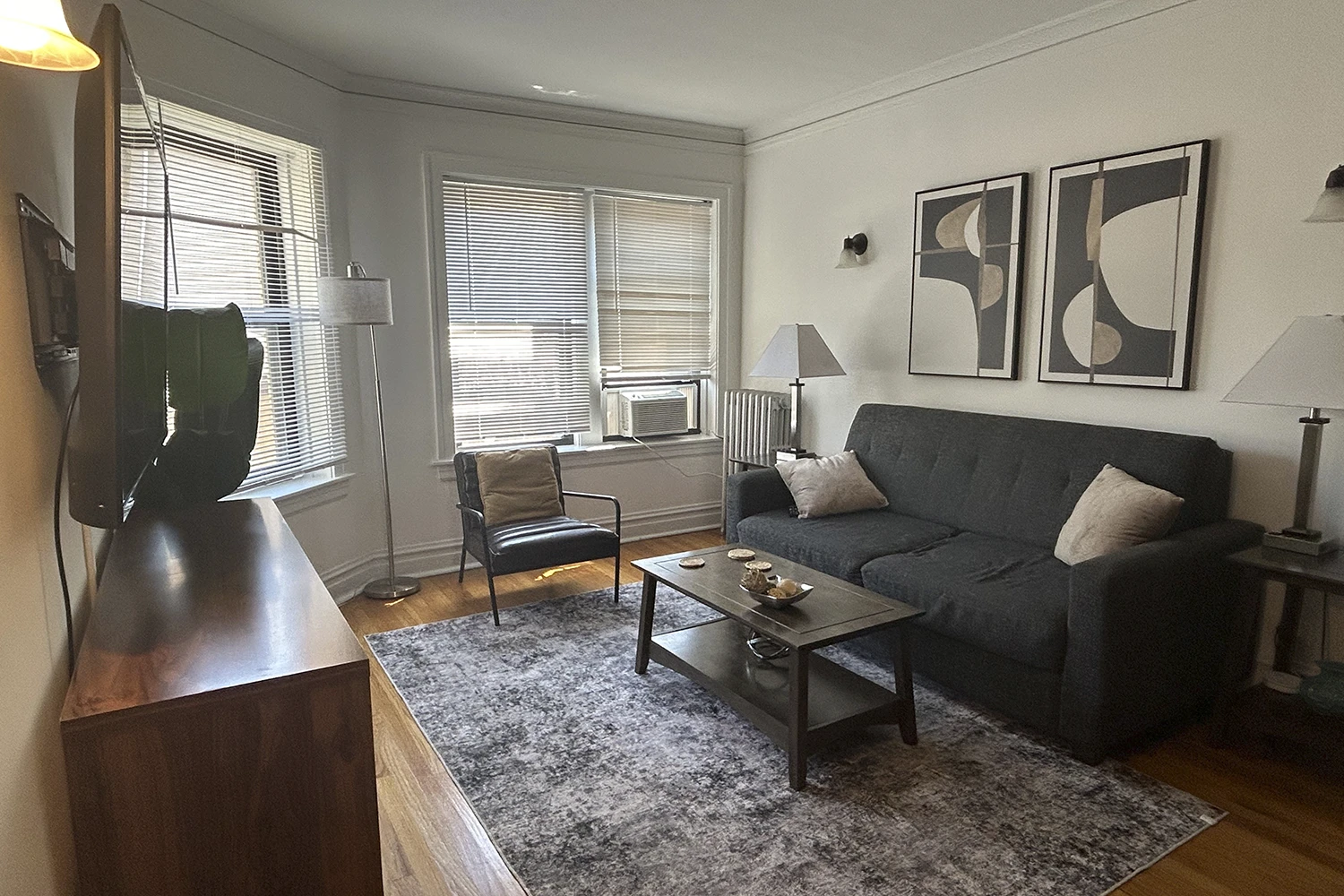 1911 W. Larchmont Ave Apt 1B, Chicago IL properties 1909-13-w-larchmont-ave-chicago-il-60613-north-center 1911-1b