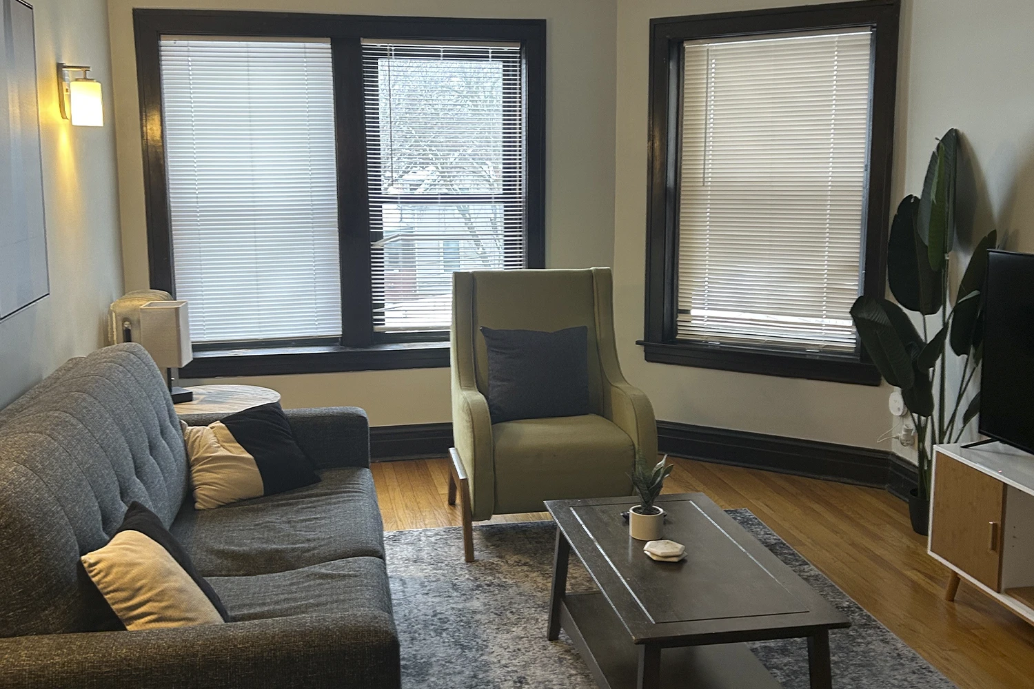 1911 W. Larchmont Ave Apt 2A, Chicago IL properties 1909-13-w-larchmont-ave-chicago-il-60613-north-center 1911-2a   